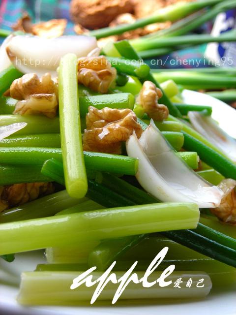 核桃肉百合炒蒜苗的做法