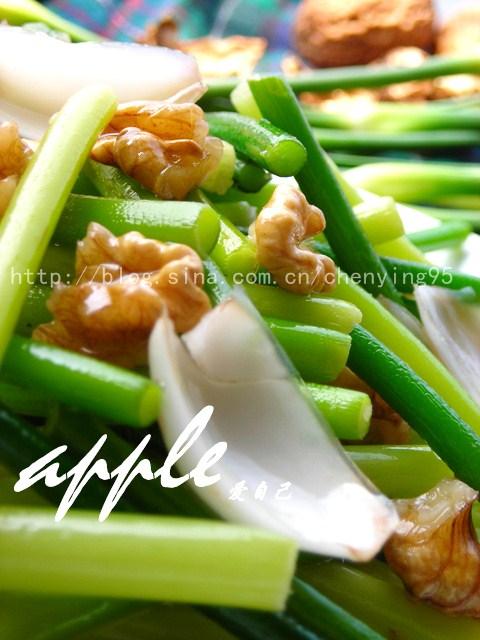 核桃肉百合炒蒜苗的做法