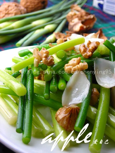 核桃肉百合炒蒜苗的做法