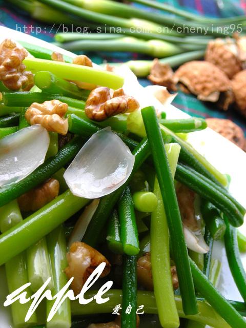 核桃肉百合炒蒜苗的做法