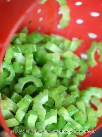 苦瓜生炒小排骨的做法