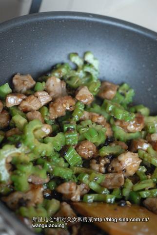 苦瓜生炒小排骨的做法