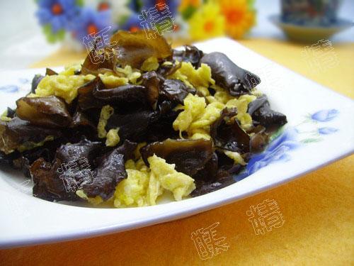 木耳炒蛋的做法