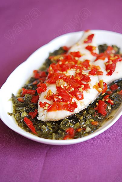 剁椒酸菜蒸鳕鱼的做法