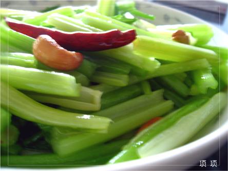 腰果炒芹菜的做法