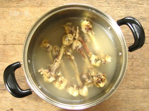 田园鸡骨汤的做法