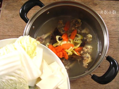 田园鸡骨汤的做法