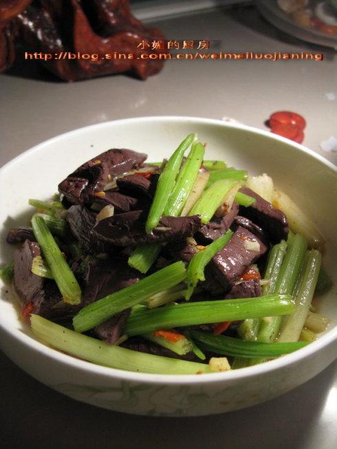 鸭血炒香芹的做法