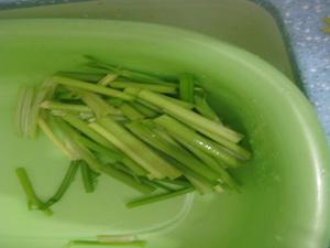 鸭血炒香芹的做法