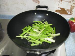 鸭血炒香芹的做法