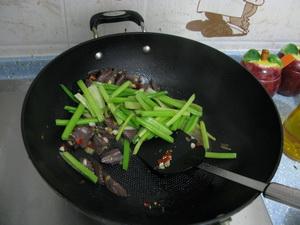 鸭血炒香芹的做法