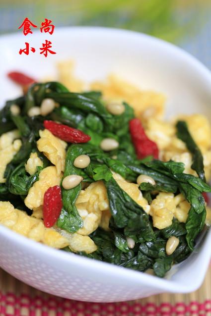 松仁鸡蛋炒茼蒿的做法