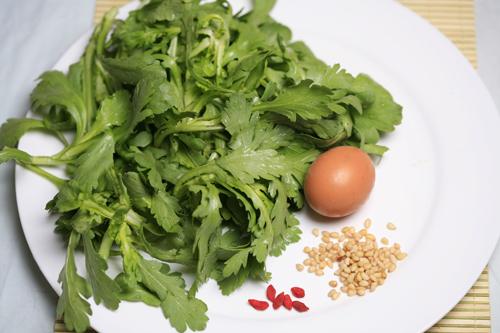 松仁鸡蛋炒茼蒿的做法