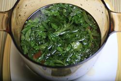 松仁鸡蛋炒茼蒿的做法