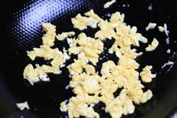 松仁鸡蛋炒茼蒿的做法