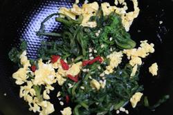 松仁鸡蛋炒茼蒿的做法