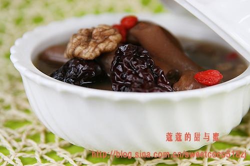 核桃双枣猪尾汤的做法