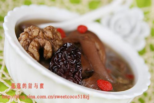 核桃双枣猪尾汤的做法