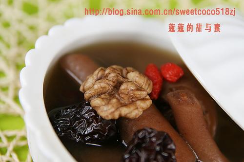 核桃双枣猪尾汤的做法