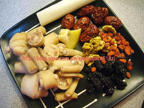 核桃双枣猪尾汤的做法