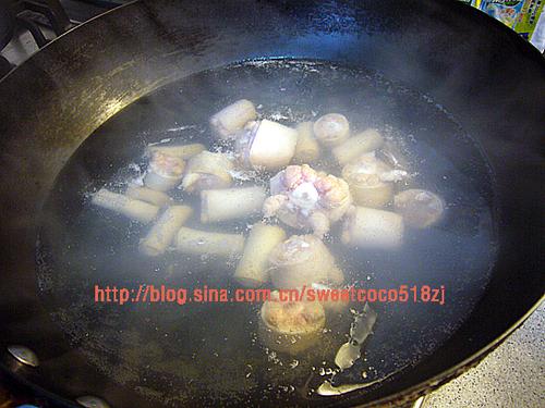 核桃双枣猪尾汤的做法