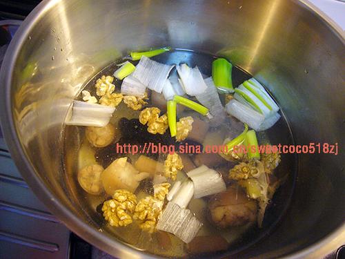 核桃双枣猪尾汤的做法