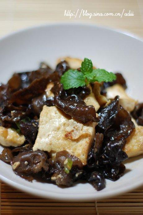 木耳炒豆腐的做法