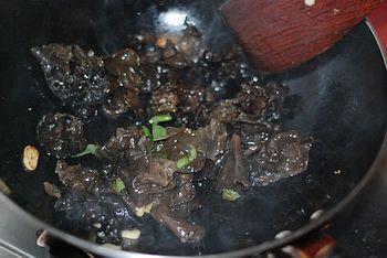 木耳炒豆腐的做法