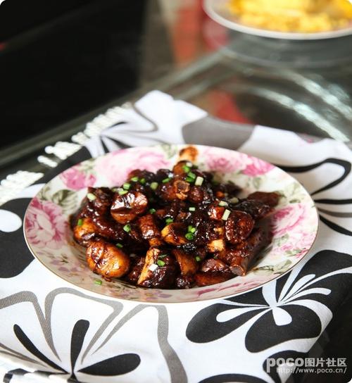 栗子炒排骨的做法