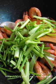 芹香干锅虾的做法