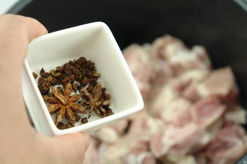 沙茶牛腩煲的做法