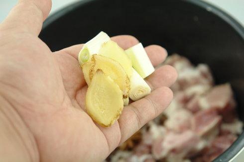 沙茶牛腩煲的做法