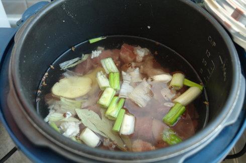 沙茶牛腩煲的做法