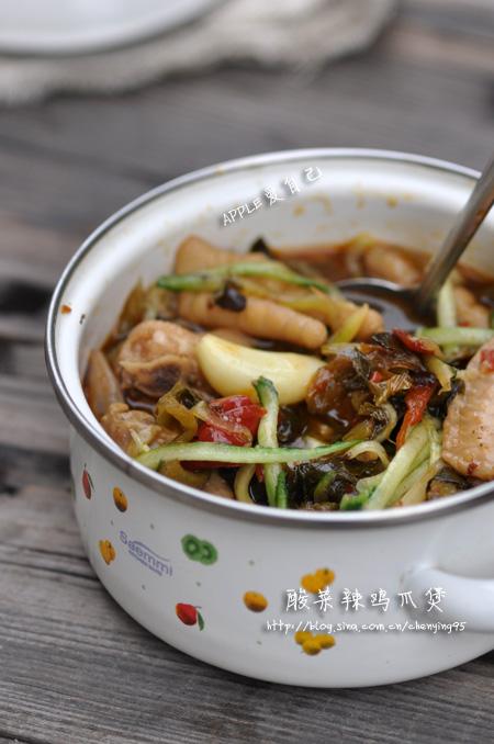 酸菜辣鸡爪煲的做法
