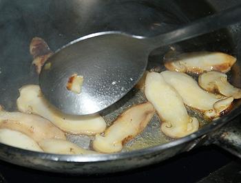 纳豆煮茄子配干煎松茸的做法