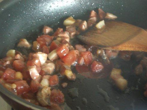 腊味烧豌豆的做法