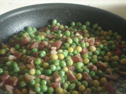 腊味烧豌豆的做法