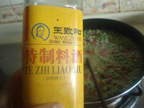 腊味烧豌豆的做法