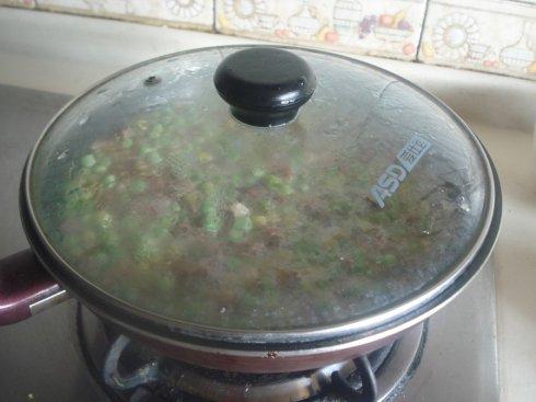 腊味烧豌豆的做法