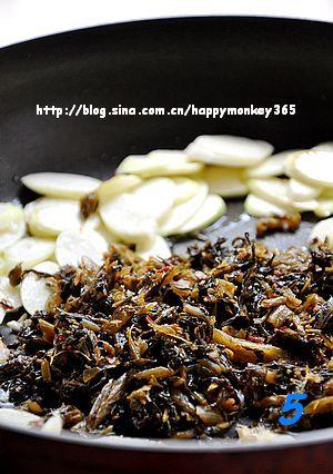 酸腌菜炒茭白的做法