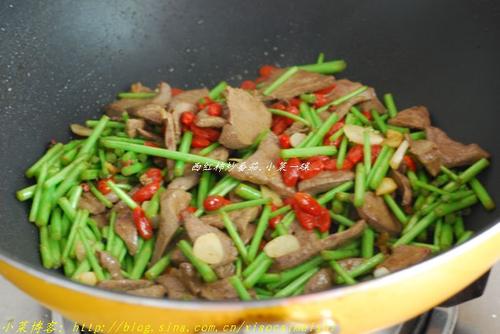 芦蒿枸杞炒猪肝的做法