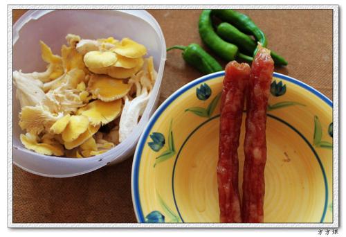 榆黄蘑炒腊肠的做法