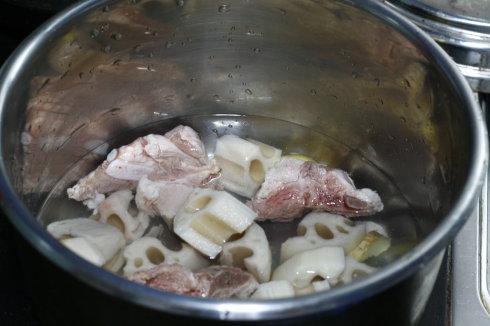 红枣莲藕排骨汤的做法
