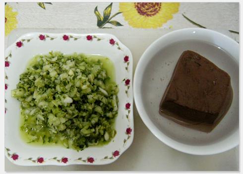 小腌菜烧鸭血的做法