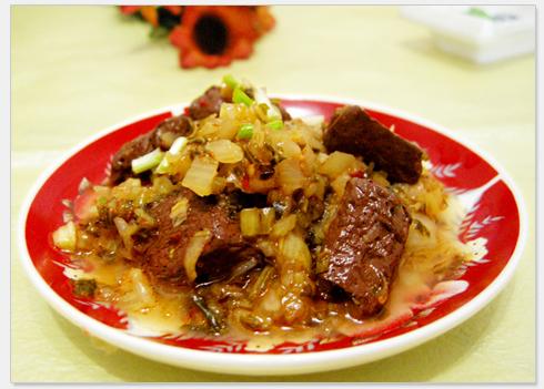 小腌菜烧鸭血的做法