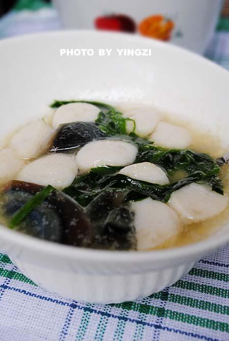 鱼丸皮蛋豆苗羹的做法