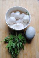 鱼丸皮蛋豆苗羹的做法