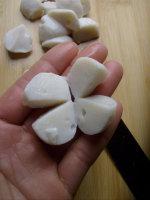 鱼丸皮蛋豆苗羹的做法