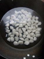 鱼丸皮蛋豆苗羹的做法