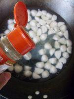 鱼丸皮蛋豆苗羹的做法